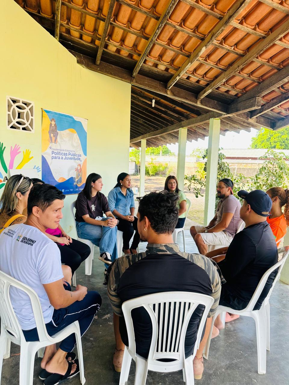 Grupo reunido em atividade de participação social e juventude